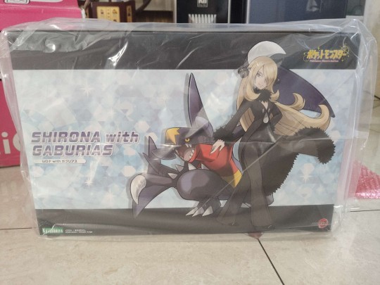 叔叔家的白菜姐，盒子是真的大，拿1/6的jk对比下，顺丰送的真快，这烈咬陆鲨忒大了，我放柜子都要腾一班空间放这俩