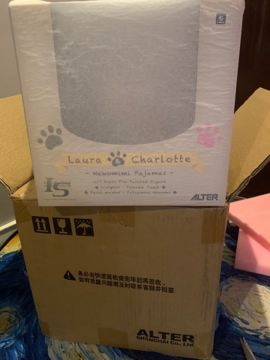 开箱两只睡衣猫，alter质感是真的好，猫咪和底座是兹吸的，可以架起来侧放也可以躺平都很好看，没什么瑕疵。1/7很显大。浑身上下散发着可耐可耐啊。手机渣图实拍，不喜勿喷本人萌新哈哈