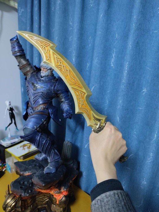 PRIME 1 STUDIO 无悯铁腕 EX版

112cm高，实物真的巨大，摆在书桌上显得有些寒碜，这种尺寸得做柜子摆才好看。

涂装没话说，相当稳，地台设计个人不太喜欢，一个是感觉太素了有点肉，再就是有点高，矮一点也能降低入柜要求。

另外感谢大佬割爱出给我，太喜欢了，期待黑暗七子共鸣！