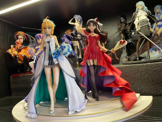 堆了一堆手办懒的拆