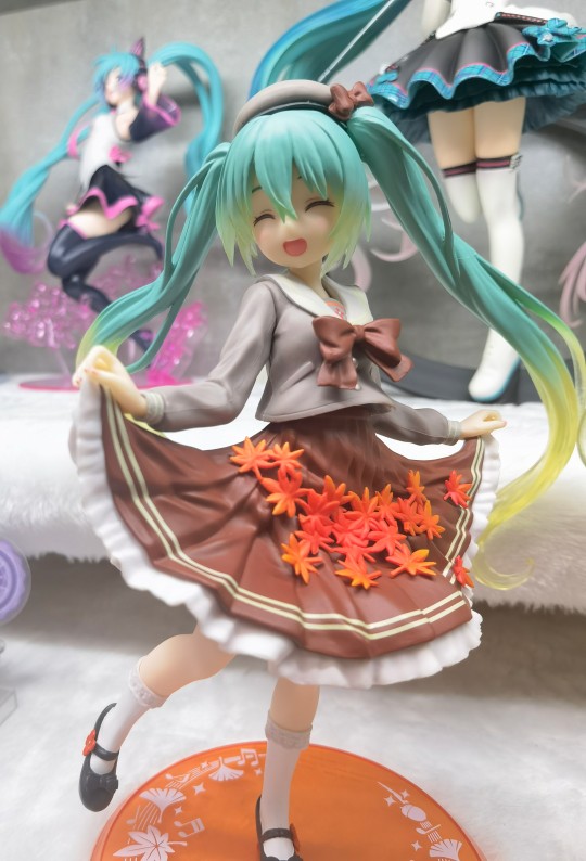 异色的是真难收，没想到盒子真是白色的。这个笑容太可爱了。