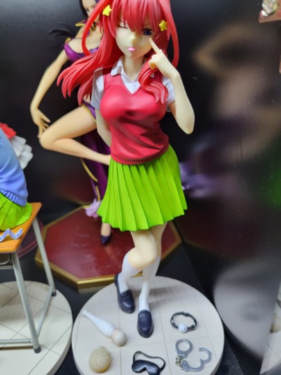 肉包怪的课桌里有一些玩具被发现了。