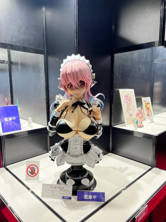 超级索尼子胸像，秋叶原展出