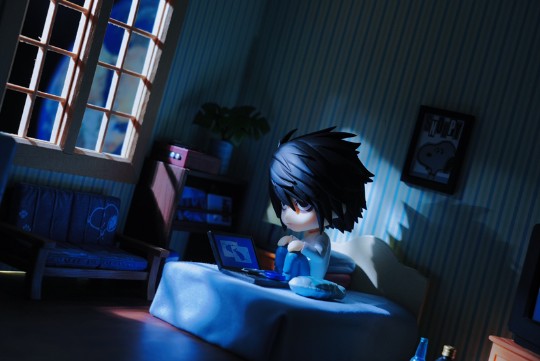 窗外的圆月皎洁 电视的雪花闪烁