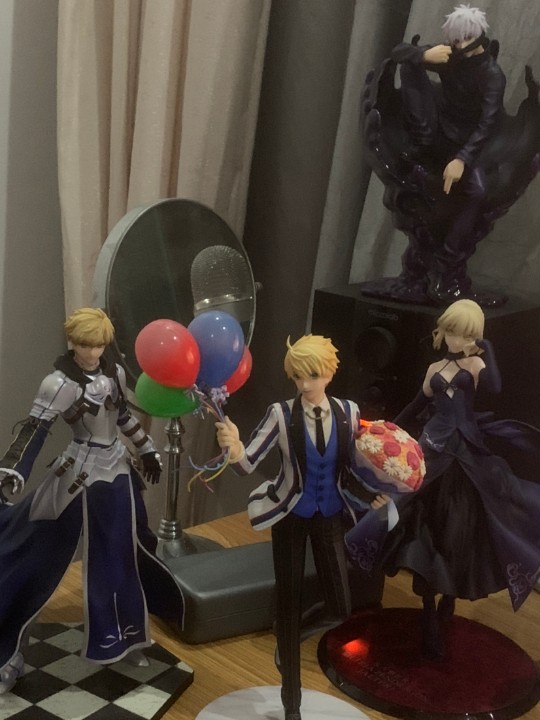 看了一眼这三个帅哥发现大a的旧剑好像西瓜头