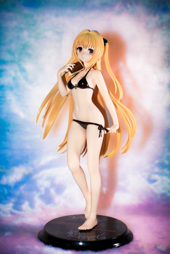 金色暗影 黑色泳装