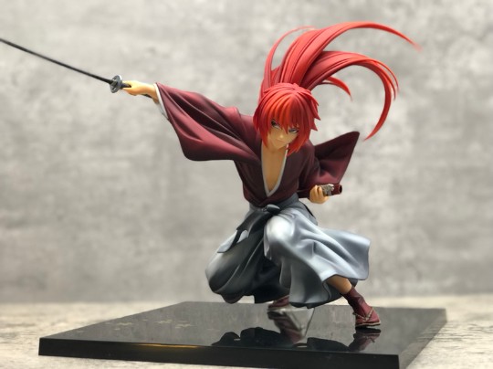 十字刀疤的男人