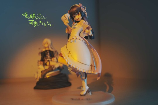 圣天使神猫！我永远喜欢五更琉璃～🥰🥰

萌新刚创建不久的Hpoi账号，苦等三天终于可以上传相册了😭😭

做工感受:个人认为是黑猫造型最好的一款手办，头部做的很还原，很精致。但是角度限定，存在死亡角度，然后下半身裙摆部位的做工就不敢恭维了，桩子是塑料的，容易断脚里，我已经不幸中招，只能说造型确实好看～

手办通病:面具易脱落，不过经实际操作发现，拿在手里还是很稳的，只要不去碰就行，所以问题不大

细节方面:背部蝴蝶结 裙摆两层可脱，面具可嵌进头发戴脸上，有可更换的左手 面具零件

注:摄影由本人朋友拍摄 感谢大佬的帮助！