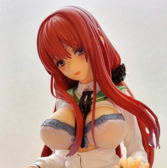 湿身的大姐姐一脸微笑掀起裙子给你看