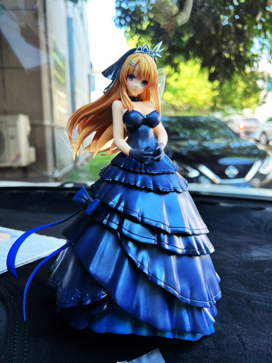 小姨子到了！上班摸鱼开个箱