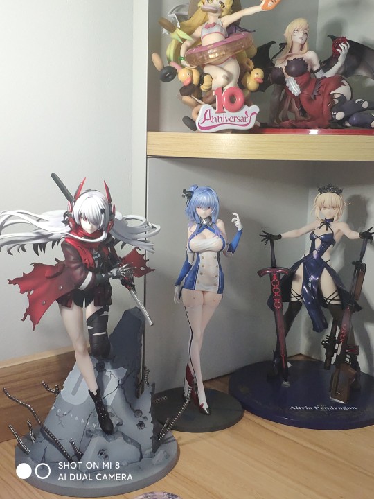 有点桌子上都有点摆不下了