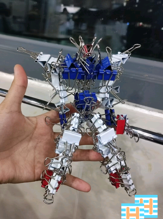 请告诉我这是什么高达！看起来像个主角机