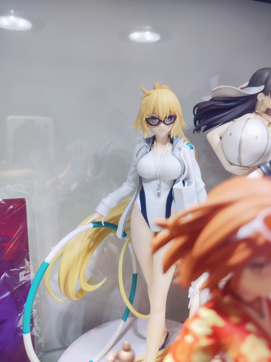 世嘉，别惦记把泳装做的这么大了行不