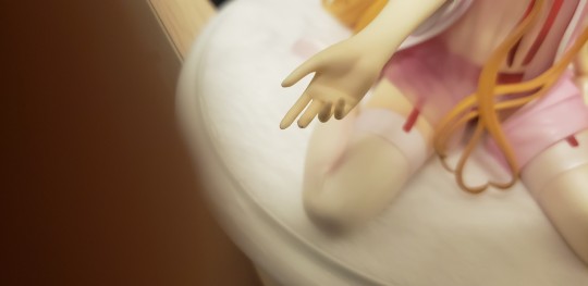 做工瑕疵真的多，头发侧边一大摊黑色，用棉棒搓掉了一部分不明显了。替换脸牙齿上有一处黑点，侧脸有一处擦痕，头发背后还2个白点。这还是从a的淘宝旗舰店买的，反馈后表示是正常工艺问题，不予退换。后来申请说补发个替换脸，说反馈了等消息，这做工真的醉了。