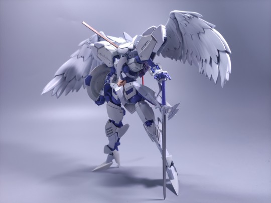 头上带翅膀的高达