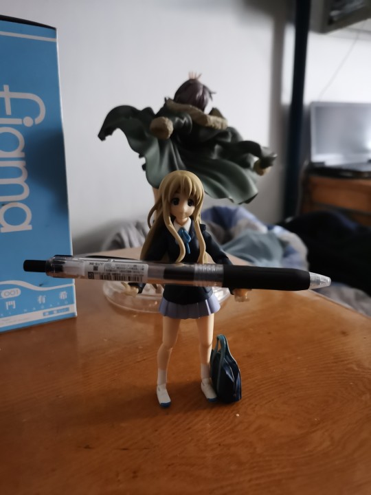 怪力大小姐给您递笔！