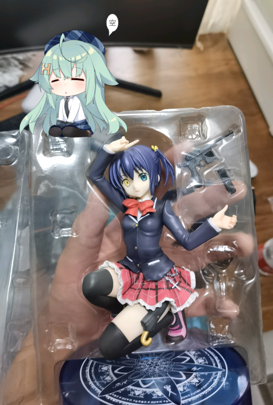 小鸟游六花 蹲姿