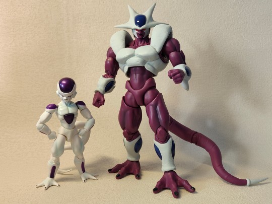 万代SHF佛利萨&古拉