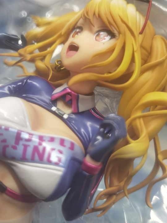 面相不错，脖子接缝巨大，头发蹭漆