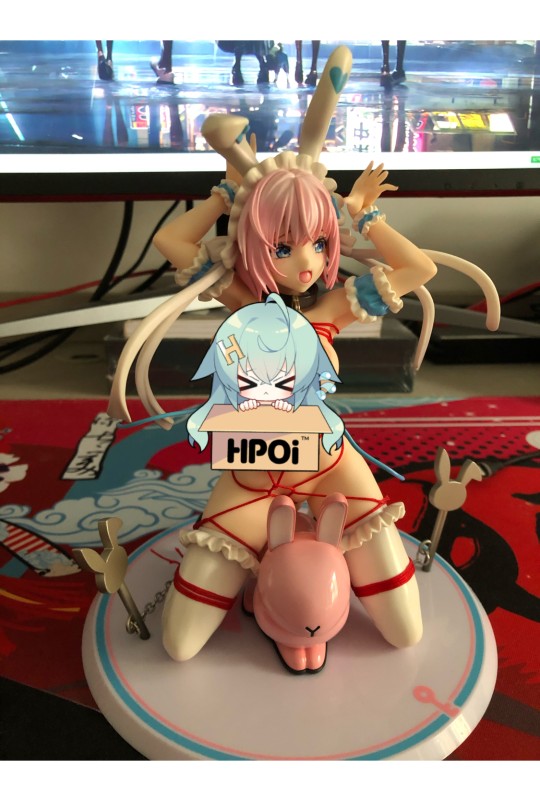 天气冷了给兔兔穿一件喜庆的衣服过年