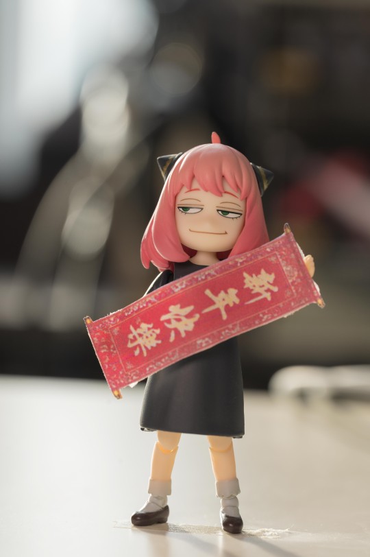 阿妮亚祝大家新年快乐