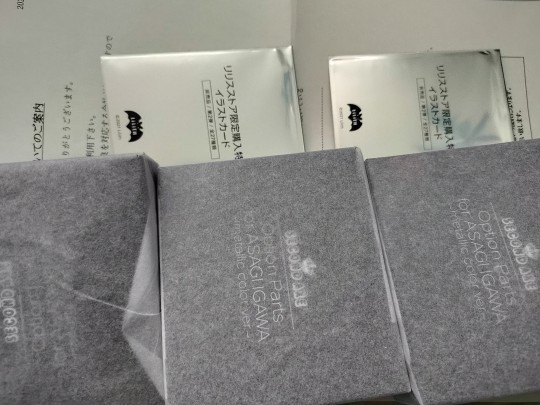 官网买其实很方便的直邮的到了还有三个慢的要等了 官网买送卡