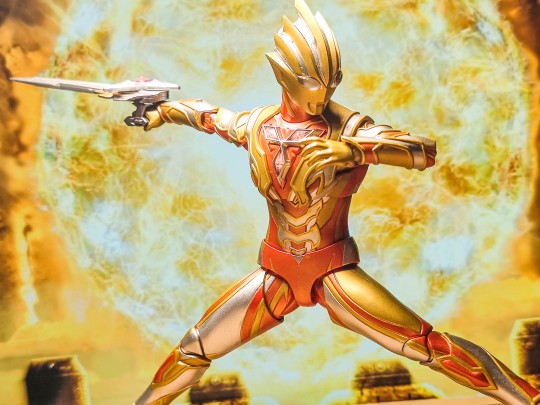 SHF 特利迦奥特曼 闪耀型