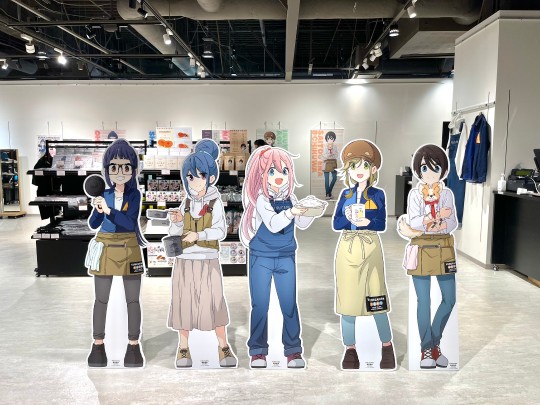 是摇曳露营相关的店和线下展