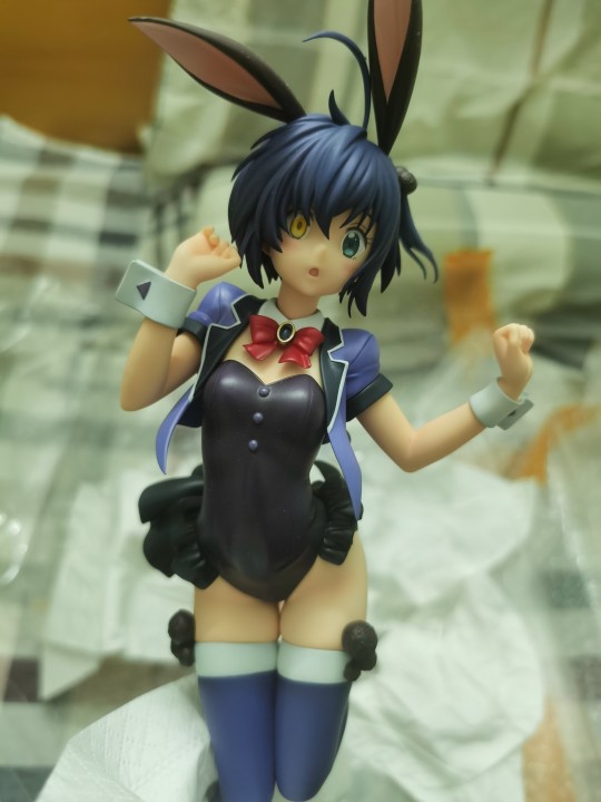 小鸟游六花兔女郎，怪怪的