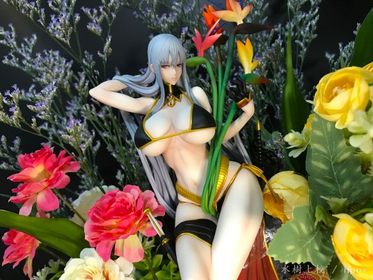 偷偷告诉你, 布蕾斯上校刚刚换上了布料很少的比基尼 . . .