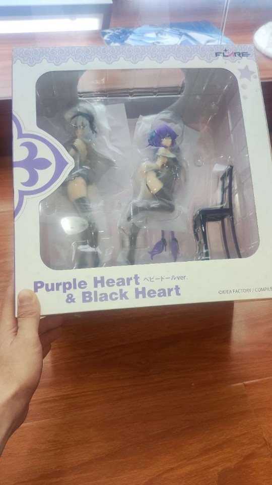 很大，很白，很牙白得死乃