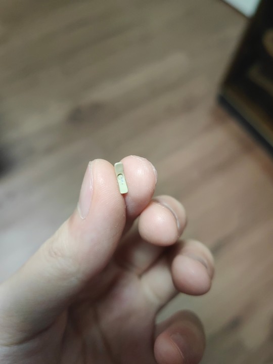 死之宫环奈强拆创可贴，会留胶水痕迹和创可贴上的漆，用解胶水去除以后，简单上色（后面两图可能进ex了）