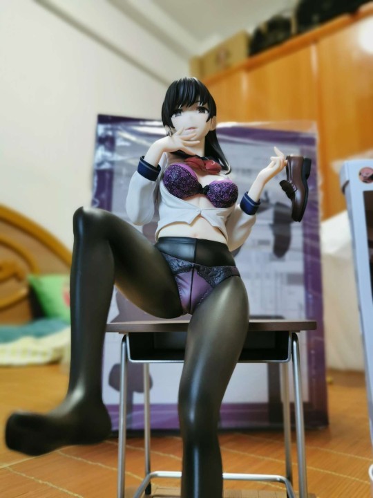 我就是饿死死外边从这里跳下去，也不会买r18＋手办   妈呀真香～ 年轻人的第一款r18＋手办!