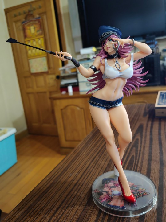 鞭子、手铐喜欢哪个？寿屋街霸毒药手办把玩