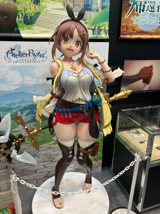 莱莎等身大立像