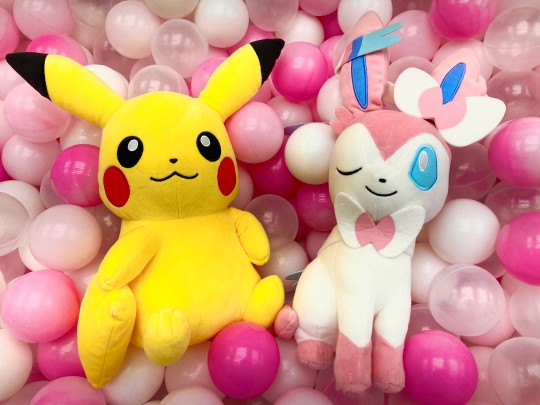 眼镜厂 宝可梦毛绒玩偶 休闲时光 皮卡丘 仙子伊布 门店展示转图