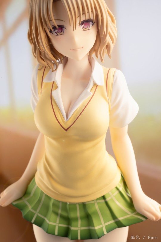 夕阳走廊里的辣妹