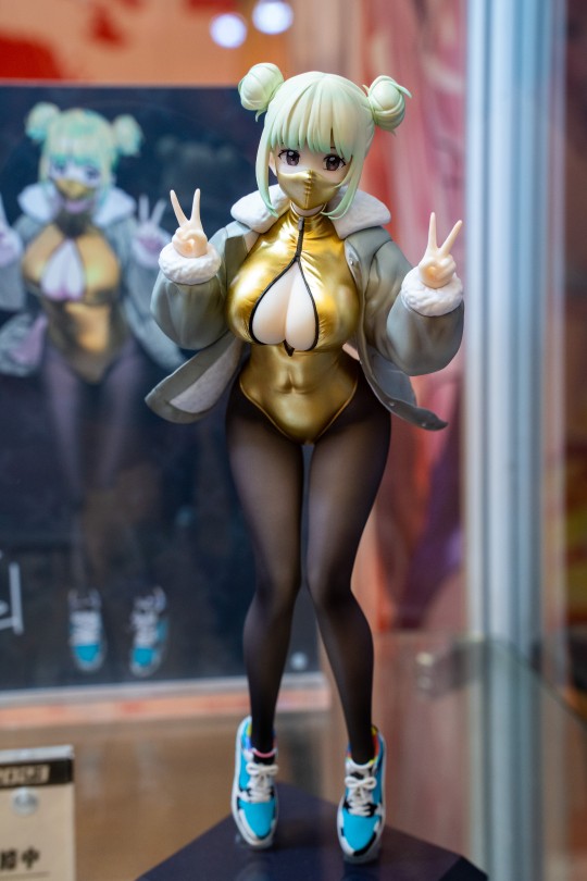 【WF上海】运动鞋×高开衩×口罩 米娅