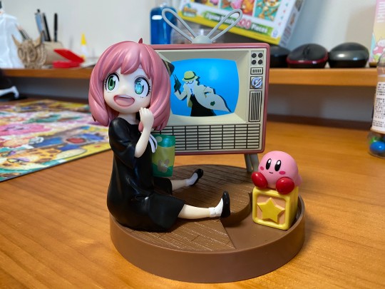 阿尼亚和卡比一起看电视