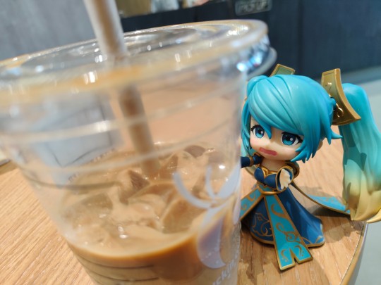 “给我喝一口啊！”