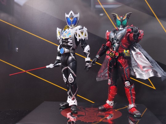 S.H.Figuarts（真骨雕制法）假面骑士蛇牙+假面骑士暗黑月骑