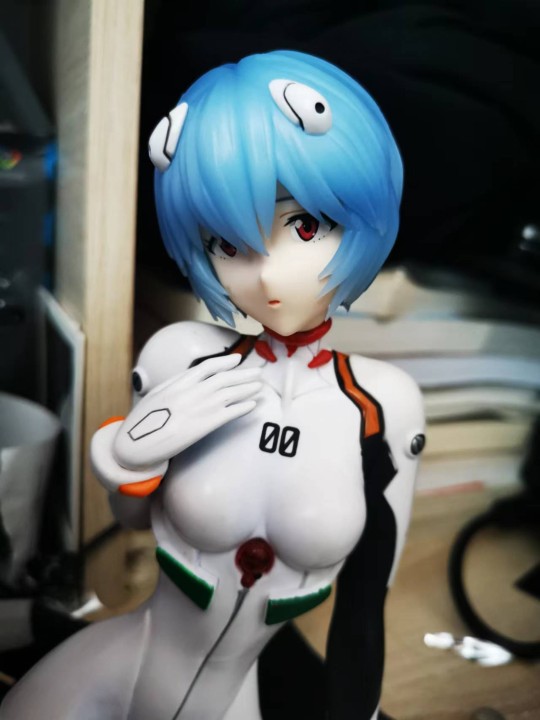 送男朋友的生日礼物~
最近手头没钱所以送了个1/4的一番赏绫波（他是推绫波，但是每个角色也都喜欢）
因为我在外地没法陪他过生日所以定做了个eva蛋糕作为惊喜