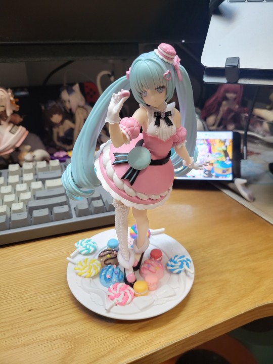 用微缩摆件装饰底座