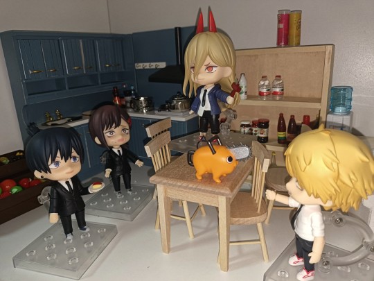 帕瓦谁让你站桌子上吃饭的