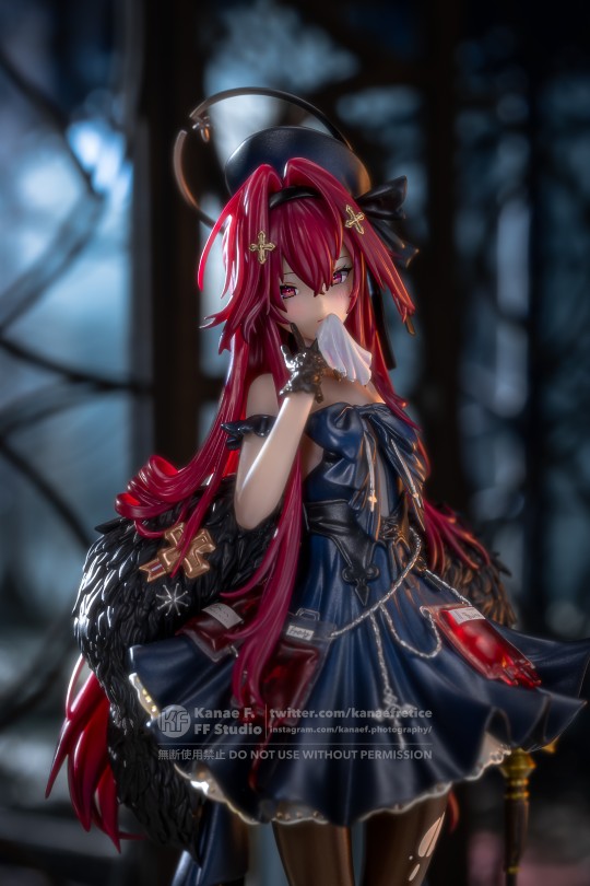 睡醒一看在古堡里，且面前站着一位擦嘴的吸血鬼