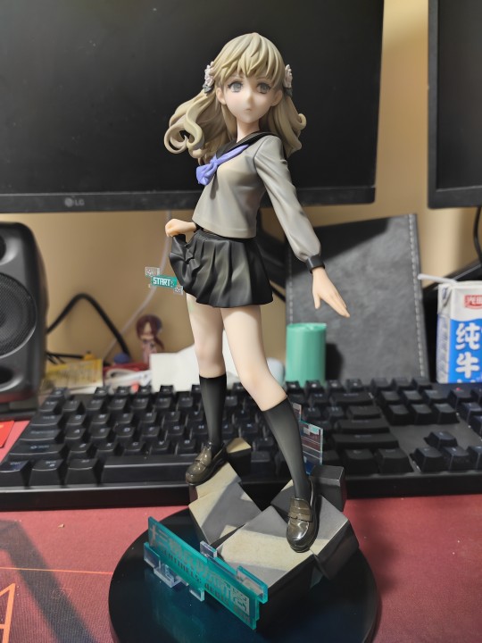 侧脸有点怪，加上镜头畸变更怪了