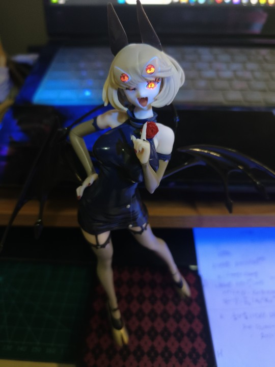 原来黛比眼睛还带有荧光