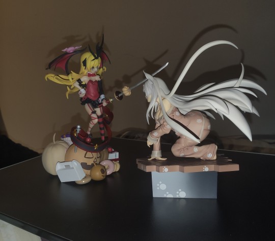 吸血鬼女童跟猫妖打起来了！