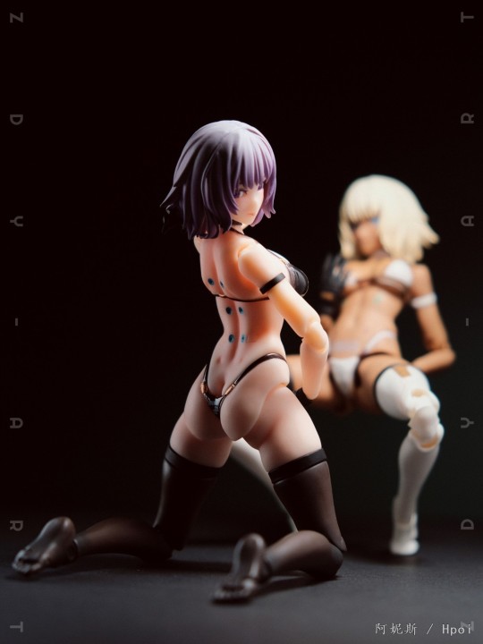 黑白缪可蹲姿欣赏