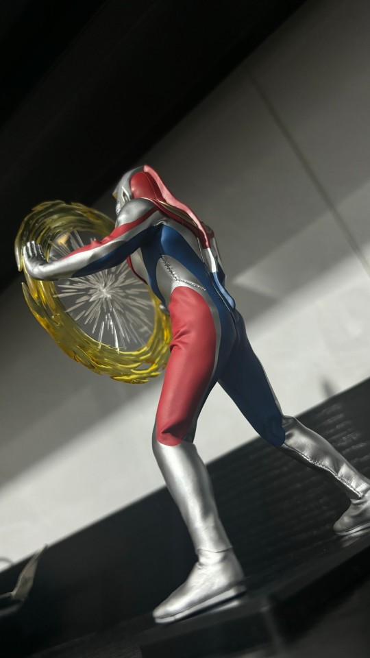 果然，奥特曼还是应该从下往上拍